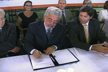 REITOR ASSINA.jpg
